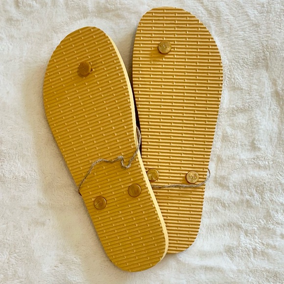 NEW Yellow Gold Flip Flop Sandals - Large - Picture 2 of 2